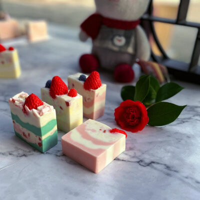 Organic strawberry cake bar soaps manufacturer supply