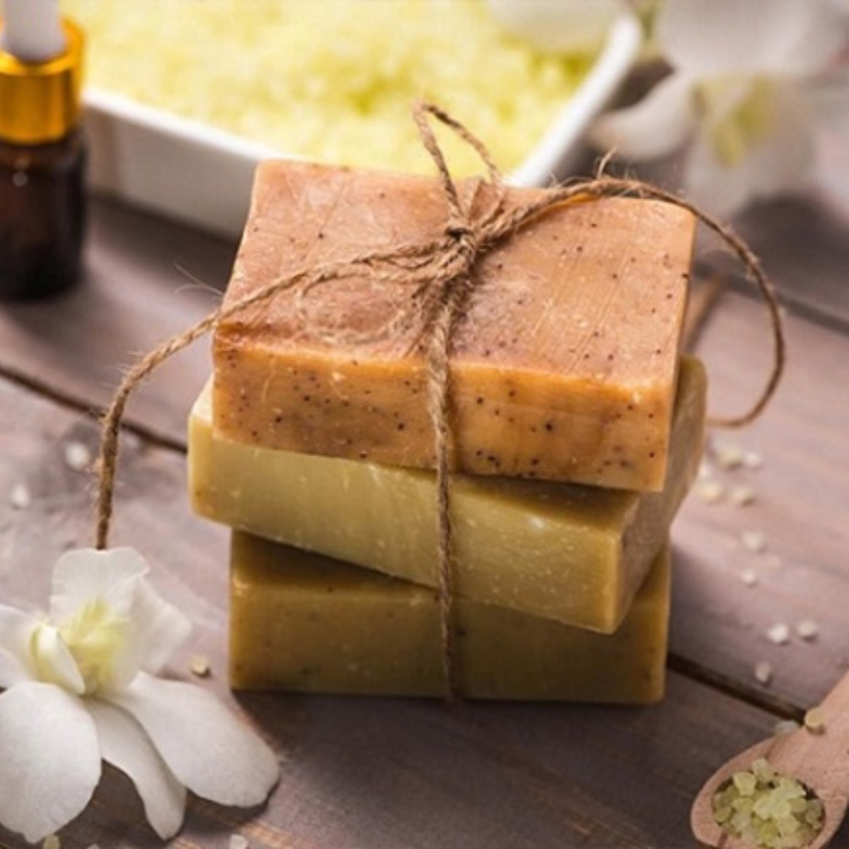 Whitening and moisturizing natural soap for skincare use